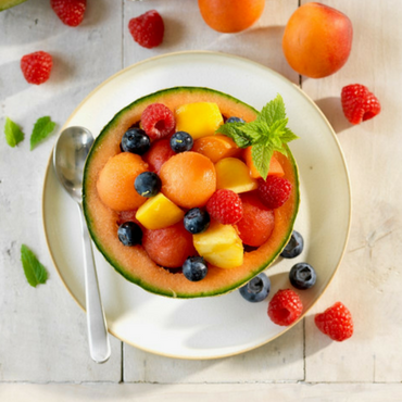 Coupelles de fruits en coque de melon, coulis au tofu soyeux et fruits rouges